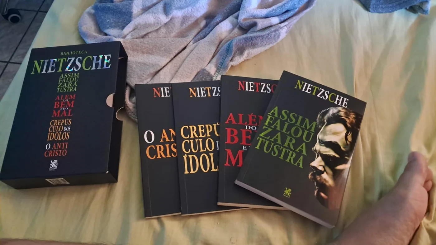 Foto enviada por cliente mostrando o box Biblioteca Nietzsche 1