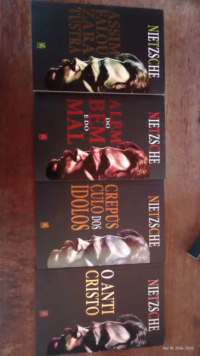 Os quatro livros da coleção Nietzsche abertos sobre uma mesa