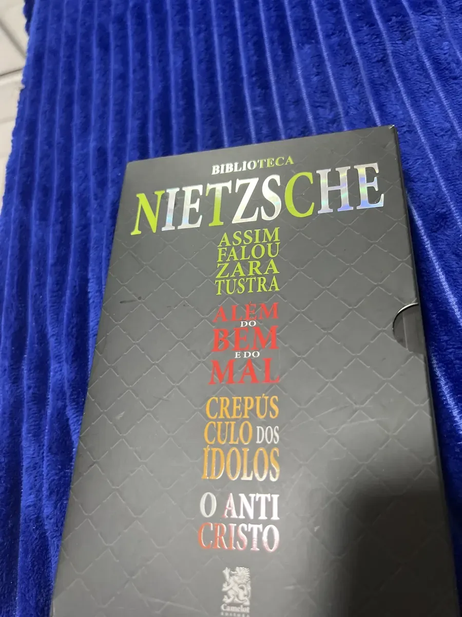 Box Biblioteca Nietzsche fotografado sobre tecido azul