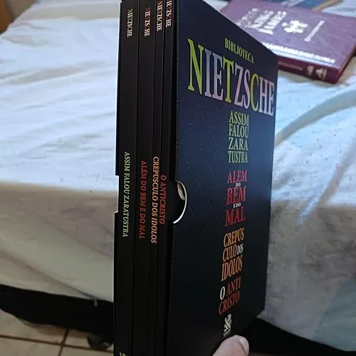 Cliente mostrando o box físico Biblioteca Nietzsche em casa